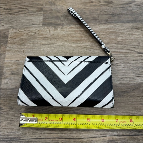 Victoria’s Secret Black and White Clutch - Picture 2 of 2